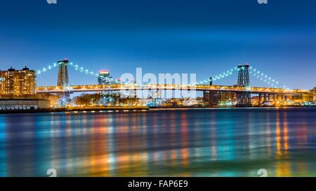 Williamsburg Bridge di notte, coprendo l'East River tra Brooklyn e Manhattan Foto Stock