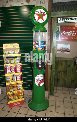 Antique Texaco gas pompa convertito in una palla di gomma della macchina distributrice. Duluth Minnesota MN USA Foto Stock