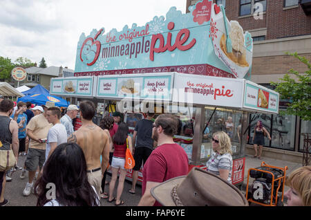 Folla affamata riuniti intorno al Minneapplepie fritte torta di mele booth. Grand Old giorno Street Fair. St Paul Minnesota MN USA Foto Stock