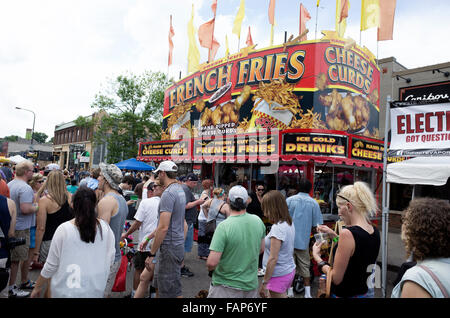 Una folla di persone intorno al vistoso francese concessione rfi booth. Grand Old giorno Street Fair. St Paul Minnesota MN USA Foto Stock