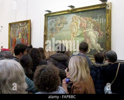 Firenze, Italia. Xviii oct, 2015. I visitatori guardano la pittura del Rinascimento italiano artista Sandro Botticelli intitolato "La nascita di Venere" nella Galleria degli Uffizi a Firenze, Italia, 18 ottobre 2015. Foto: Klaus Blume/dpa 015)/dpa/Alamy Live News Foto Stock