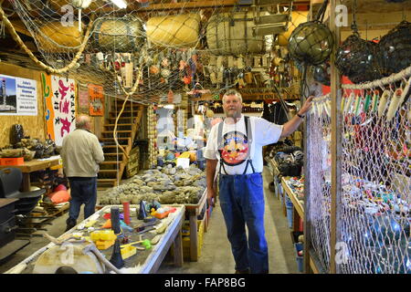 Forche, nello Stato di Washington, USA. Decimo Sep, 2015. John Anderson pone nel suo museo di forche, nello Stato di Washington, USA, 10 settembre 2015. Ex idraulico John Anderson ha raccolto lavato fino gli elementi in una spiaggia in tutta la sua vita e lo trasformò in un museo. Foto: CHRIS MELZER/dpa/Alamy Live News Foto Stock