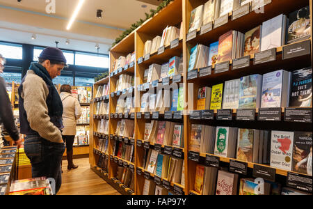 I clienti di Amazon libri di mattoni e malta negozio, Village Universitario, Seattle, nello Stato di Washington, USA Foto Stock