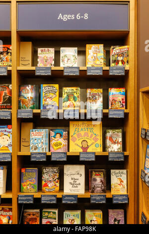 Libri per bambini, 6-8 anni. Libri di mattoni e malta negozio, Village  Universitario, Seattle, nello Stato di Washington, USA Foto stock - Alamy