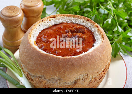 La cucina ceca. Gulasch servita nel pane Foto Stock