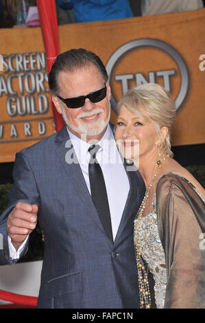 LOS ANGELES, CA - 23 gennaio 2010: Helen Mirren & Taylor Hackford al XVI schermo annuale attore Guild Awards presso lo Shrine Auditorium. Foto Stock