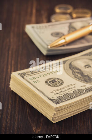 Dollari banconote denaro su sfondo di legno Foto Stock