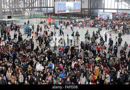 Suzhou, cinese della provincia di Jiangsu. 3 gennaio, 2016. Passeggeri attendere per i treni a Suzhou Stazione Ferroviaria di Suzhou City, est cinese della provincia di Jiangsu, Gen 3, 2016. Il paese è stato testimone di un picco di viaggio all'ultimo giorno della tre giorni del nuovo anno di vacanza. Credito: Wang Jiankang/Xinhua/Alamy Live News Foto Stock