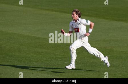 FILE DI FOTO: Hove, East Sussex, Regno Unito. 19 Aprile, 2015. Il Sussex Matteo Hobden viene eseguito in un recipiente durante il giorno uno della contea di LV gara di campionato tra Sussex e Worcestershire al brightonandhovejobs.com county ground a Hove. Aprile 19, 2015. Credito: James Boardman/Alamy Live News Foto Stock