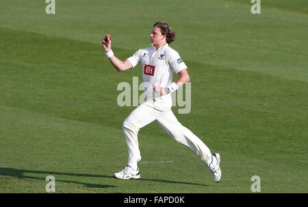 FILE DI FOTO: Hove, East Sussex, Regno Unito. 19 Aprile, 2015. Il Sussex Matteo Hobden viene eseguito in un recipiente durante il giorno uno della contea di LV gara di campionato tra Sussex e Worcestershire al brightonandhovejobs.com county ground a Hove. Aprile 19, 2015. Credito: James Boardman/Alamy Live News Foto Stock