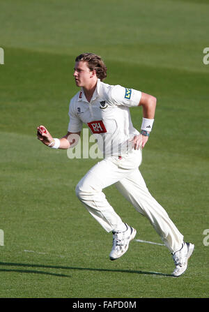 FILE DI FOTO: Hove, East Sussex, Regno Unito. 19 Aprile, 2015. Il Sussex Matteo Hobden viene eseguito in un recipiente durante il giorno uno della contea di LV gara di campionato tra Sussex e Worcestershire al brightonandhovejobs.com county ground a Hove. Aprile 19, 2015. Credito: James Boardman/Alamy Live News Foto Stock