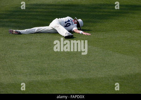 FILE DI FOTO: Hove, East Sussex, Regno Unito. Xx Aprile, 2015. Il Sussex Matteo Hobden si allunga durante il giorno due della contea di LV gara di campionato tra Sussex e Worcestershire al brightonandhovejobs.com county ground a Hove. Aprile 20, 2015. Credito: James Boardman/Alamy Live News Foto Stock