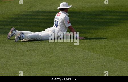 FILE DI FOTO: Hove, East Sussex, Regno Unito. Xx Aprile, 2015. Il Sussex Matteo Hobden si allunga durante il giorno due della contea di LV gara di campionato tra Sussex e Worcestershire al brightonandhovejobs.com county ground a Hove. Aprile 20, 2015. Credito: James Boardman/Alamy Live News Foto Stock