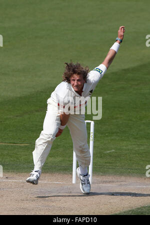 FILE DI FOTO: Hove, East Sussex, Regno Unito. Xx Aprile, 2015. Il Sussex Matteo Hobden bowling durante il giorno due della contea di LV gara di campionato tra Sussex e Worcestershire al brightonandhovejobs.com county ground a Hove. Aprile 20, 2015. Credito: James Boardman/Alamy Live News Foto Stock