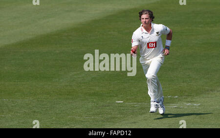 FILE DI FOTO: Hove, East Sussex, Regno Unito. Xx Aprile, 2015. Il Sussex Matteo Hobden inizia la sua corsa durante il giorno due della contea di LV gara di campionato tra Sussex e Worcestershire al brightonandhovejobs.com county ground a Hove. Il 20 aprile, 2015. Credito: James Boardman/Alamy Live News Foto Stock