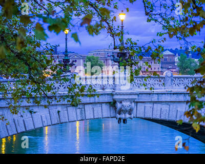 Fiume Tevere al tramonto nel centro storico di Roma, Italia Foto Stock