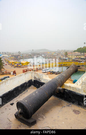 Canonici che si affaccia sul vecchio schiavitù città di Cape Coast in Ghana da clave fort. Foto Stock