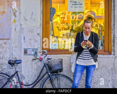 Scene di strada nel Campo dè Fiori nel centro storico di Roma, Italia Foto Stock