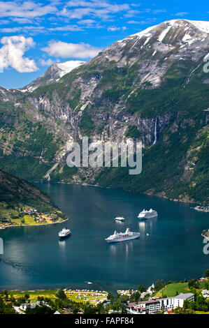 Tre navi da crociera nel Geirangerfjord, Geiranger, Norvegia Foto Stock