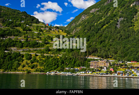 Tornanti della strada Aklerkehre e Grande Fjord Hotel presso il Geirangerfjord, Geiranger, Møre og Romsdal, Norvegia Foto Stock