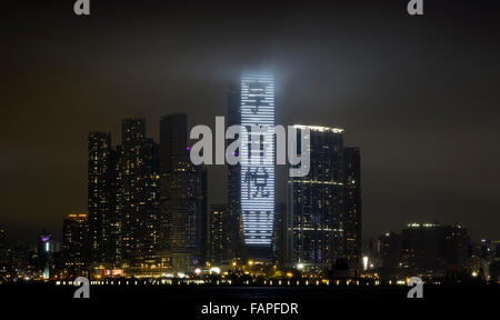 Hong Kong, 02Jan, 2016. Ad Hong Kong la skyline è stata avvolta in una fitta coltre di haze tossici come gravi livelli di inquinamento hit di Hong Kong durante il nuovo anno 2016, il più alto edificio visualizza ICC in cinese "felicità", Hong Kong, Cina. Credito: Bob Henry/Alamy Live News Foto Stock