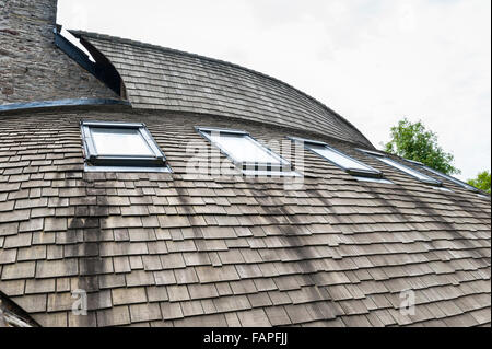 Herefordshire, Regno Unito. Un auto costruita casa, rivestita di legno con un tetto curvo con coperta in legno Scandole di cedro Foto Stock