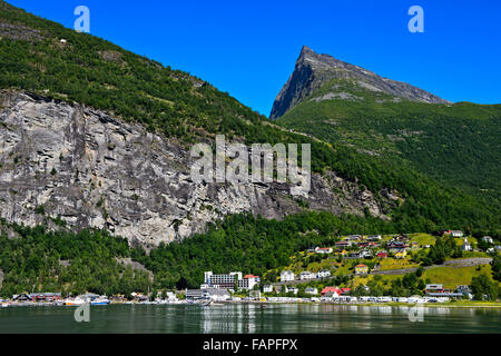 Comune di Geiranger con Hotel Geiranger nel Patrimonio Mondiale UNESCO Il Geirangerfjord, Geiranger, Norvegia Foto Stock