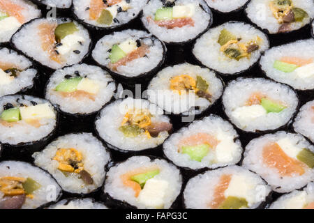 Close up di fatto in casa rotoli di sushi Foto Stock