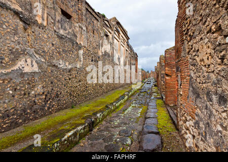 Antica città romana di Pompei, Italia. La città fu distrutta e sepolta con la cenere dopo l eruzione del Vesuvio nel 79 d.c. Foto Stock