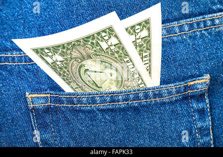 Le banconote di un dollaro americano fuori della schiena tasca dei jeans Foto Stock