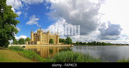 Vista panoramica del Castello di Schwerin (Schweriner Schloss) riflesso nel lago, Meclenburgo-Pomerania Occidentale, Germania Foto Stock