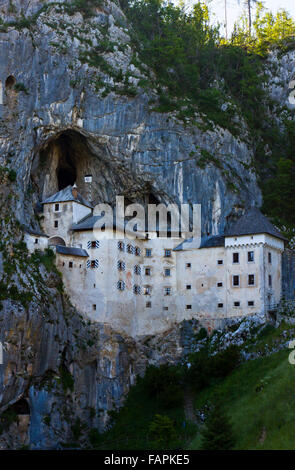 Il Castello di Predjama (Predjamski grad) - castello rinascimentale costruita all'interno delle grotte di Postumia bocca in Slovenia Foto Stock