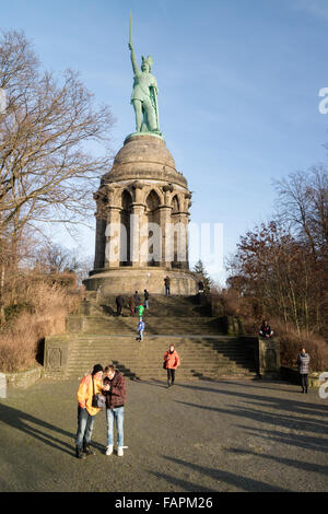 Monumento Hermannsdenkmal nei pressi di Detmold, in Germania che celebra la vittoria di Arminius (Hermann) oltre i romani in 9 ANNUNCIO Foto Stock