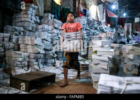 Gen 3, 2016 - Dhaka, Bangladesh - SAIKAT è 110 anno vecchio ragazzo che è entrato nella fabbrica di rilegatura di libri 2 mesi fa. Guadagna meno di 40 USD per mese. La sua famiglia abita nel paese dove suo padre lavora come un giorno di lavoro..il lavoro minorile è molto comune in quasi ogni settore del Bangladesh come fabbrica di alluminio, fabbrica di palloncini, nave edilizia e rilegatura libro fabbrica. Il motivo principale di questo lavoro minorile è la povertà e il tasso più basso di un salario. Retribuzione inferiore mantiene il lavoro minorile in loop. Non vi è alcun statistiche disponibili per determinare il rapporto esatto di adulti e di bambini che lavorano in tali fabbriche; ma vedere Foto Stock