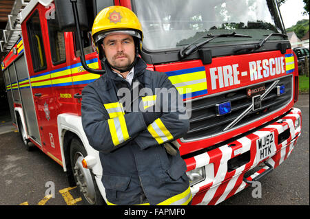 Darren Ninnis,guardiacaccia con fucile e cani e un vigile del fuoco conservati in Dulverton,Somerset.UK pompiere fire lavori occupazione Foto Stock