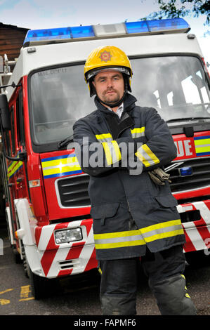 Darren Ninnis,guardiacaccia con fucile e cani e un vigile del fuoco conservati in Dulverton,Somerset.UK pompiere fire lavori occupazione Foto Stock