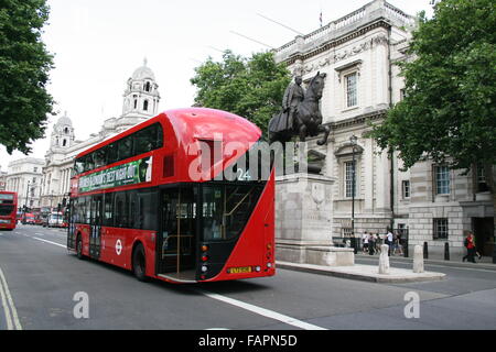 Vista posteriore del nuovo autobus Routemaster IN WHITEHALL A LONDRA CHE MOSTRA PORTA POSTERIORE APERTA come conduttore a bordo Foto Stock