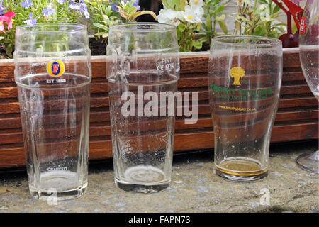 Svuotare pinta bicchieri da birra sulla parte superiore di parete al di fuori di public house Foto Stock