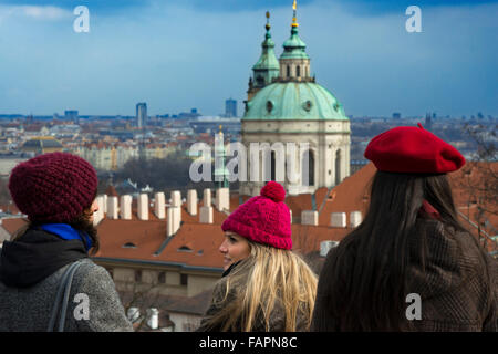 Viste della chiesa di San Nicola e il quartiere di Mala Strana dal Castello di Praga. Perdersi nel quartiere di Mala Strana, in Foto Stock