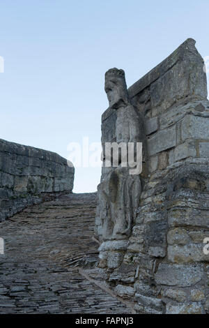 Statua sulla univoco a tre vie Trinità bridge in Crowland Lincolnshire. Pietra ponte ad arco al centro della piccola cittadina. Foto Stock