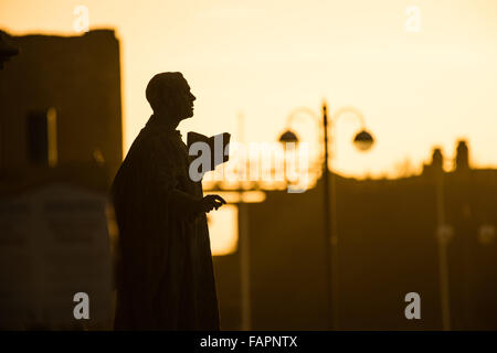 Aberystwyth Wales UK domenica 03 gennaio 2016 tramonto dietro la silhouette della statua di Edwards, Principe di Galles, il futuro re Edoardo VIII che abdicò nel 1936 dopo la sentenza per meno di un anno. La statua, in piedi di fronte al mare al di fuori di Aberystwyth University di 'Old College' è creduto di essere il solo a piena lunghezza scultura di lui nel Regno Unito Photo credit: Keith Morris/Alamy Live News Foto Stock