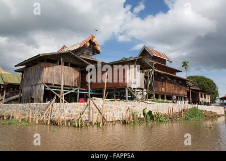 Nga Phe Kyaung monastero sul lago con intarsio in Myanmar (Birmania). Foto Stock