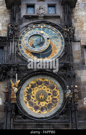 L'Orologio Astronomico di Praga (Ceco Staroměstský orloj) è un medievale orologio astronomico situato a Praga, la capitale della t Foto Stock
