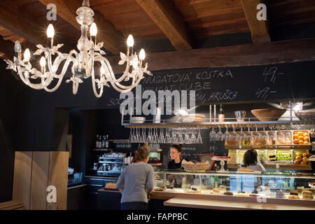 Il cafe ristorante situato nel quartiere di Mala Strana nervosi. La cucina ceca è in gran parte a base di carne di maiale e in misura minore nel pollo e b Foto Stock