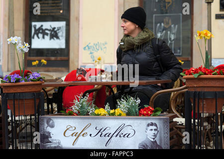 Kafka Café nel centro di Praga. Il Golden Lane è una breve strada , stretta e bella situata all'interno del Castello di Praga. È stato Foto Stock