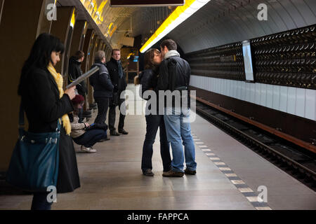 Un paio di baciare in uno dei Praga gallerie della metropolitana. Il singolo?? Non sono riuscito a trovare la loro anima gemella? Non hanno il tempo per andare a t Foto Stock