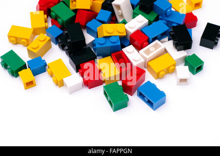 Tambov, Federazione Russa - Febbraio 19, 2015 colorati blocchi Lego su uno sfondo bianco. Studio shot. Foto Stock