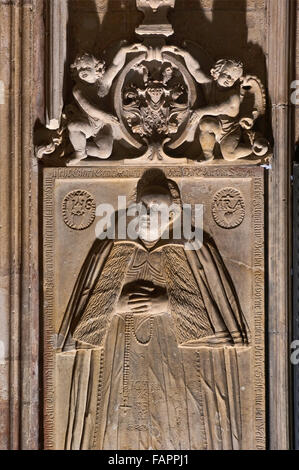 Lapide, effigie funerarie, all'ingresso della Cattedrale di San Giovanni Battista a Ostrów Tumski a Breslavia, bassa Slesia, Polonia Foto Stock