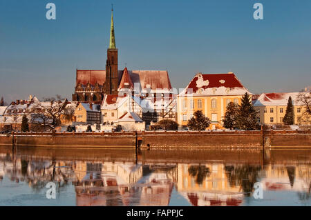 La Chiesa della Santa Croce oltre il fiume Odra al tramonto in inverno a Ostrów Tumski a Wroclaw, Bassa Slesia, Polonia Foto Stock