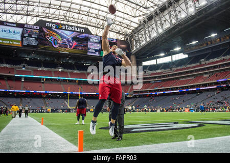 Houston, Texas, Stati Uniti d'America. 3 gennaio, 2016. Houston Texans difensivo fine J.J. Watt (99) gioca di cattura con i fan prima di un gioco di NFL tra Houston Texans e Jacksonville Jaguars a NRG Stadium di Houston, TX su gennaio 3rd, 2016. Credito: Trask Smith/ZUMA filo/Alamy Live News Foto Stock